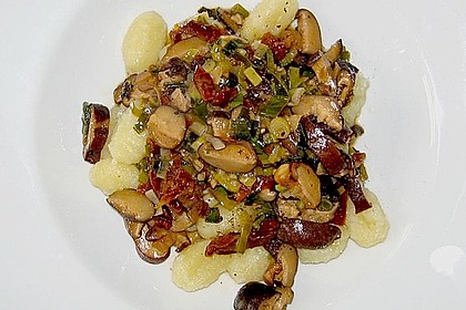 Gnocchi mit Shiitake - Pilzen, getrockneten Tomaten und Portweinsauce 1