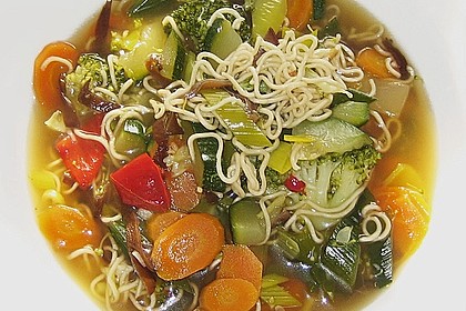 Asiatische Suppe mit Mie Nudeln