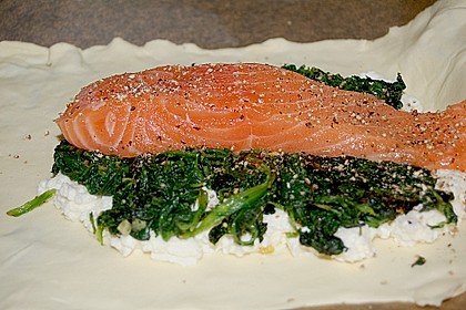Blätterteigpäckchen mit Lachs, Schafskäse und Spinat 6