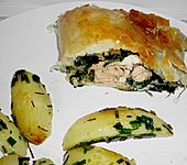Bl&auml;tterteigp&auml;ckchen mit Lachs, Schafsk&auml;se und Spinat (Bild)