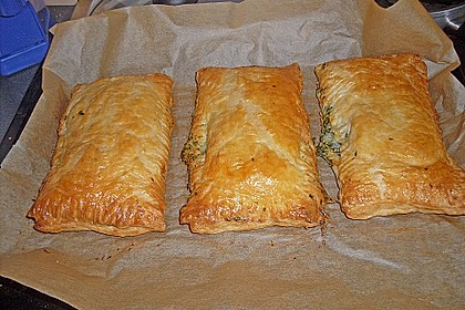 Blätterteigpäckchen mit Lachs, Schafskäse und Spinat 10