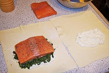 Blätterteigpäckchen mit Lachs, Schafskäse und Spinat 9