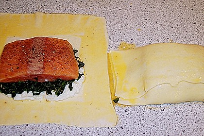 Blätterteigpäckchen mit Lachs, Schafskäse und Spinat 12