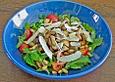 Champignons auf Rucolasalat
