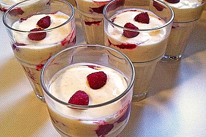 Bayrische Creme mit Himbeermark und L&ouml;ffelbiskuits