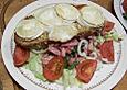 Knuspriges Ziegenk&auml;sebrot auf knackigem Salat