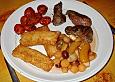 Strau&szlig;ensteaks mit Kartoffel - Gouda - St&auml;bchen an Cherrytomaten und Tropenfr&uuml;chten