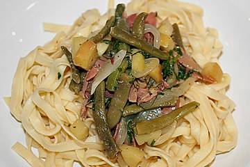 Tagliatelle mit Bohnen und Serranoschinken