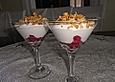 Schichtspeise mit Quark, Himbeeren und Zucker - Mandel - Kruste