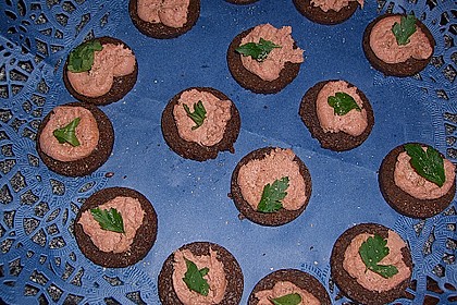 Ger&ouml;stete Leberwurst auf Pumpernickel