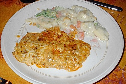 Schnitzel bologneser Art mit Tortellini in Gem&uuml;se - K&auml;se - Sahne - Sauce