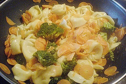 Schnitzel bologneser Art mit Tortellini in Gem&uuml;se - K&auml;se - Sahne - Sauce 2