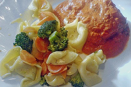 Schnitzel bologneser Art mit Tortellini in Gem&uuml;se - K&auml;se - Sahne - Sauce 3