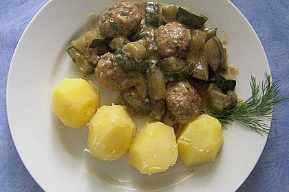 Schmorgurkenpfanne mit Bratkl&ouml;&szlig;chen