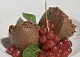 Mousse au Chocolat mit Chilinote und roten Johannisbeeren