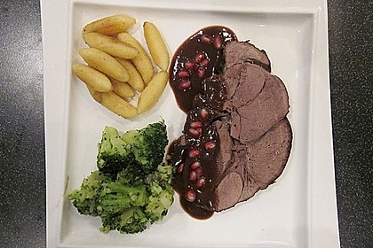 Rehkeule in Granatapfelsauce mit Schupfnudeln und Brokkoli 10