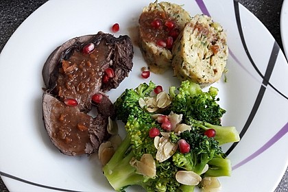 Rehkeule in Granatapfelsauce mit Schupfnudeln und Brokkoli 13
