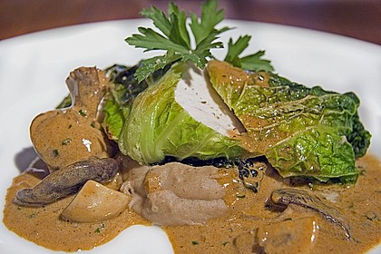 Gefl&uuml;gelbrust im Wirsingblatt auf Maronenp&uuml;ree mit Pilzsauce