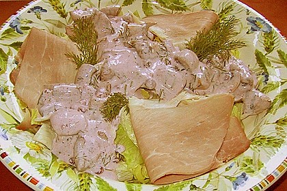 Pilzsalat mit Preiselbeer - Kr&auml;uter - Sauce und Eisbergsalat