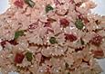 Nudelsalat mediterran, mit getrockneten Tomaten und Knoblauch