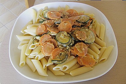 Nudeln mit Zucchini - Möhren - Sauce 1