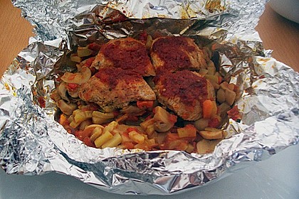 H&uuml;hnerbrustfilet mit Gem&uuml;se in der Folie gegart