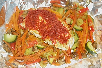 H&uuml;hnerbrustfilet mit Gem&uuml;se in der Folie gegart 1