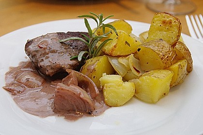 Rotweinsauce mit Rind- oder Strau&szlig;enfilet und Ofenkartoffeln