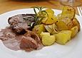 Rotweinsauce mit Rind- oder Strau&szlig;enfilet und Ofenkartoffeln