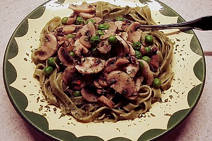 Gr&uuml;ne Bandnudeln mit Champignons