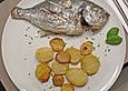Gebackene Dorade mit scharfen Ofenkartoffeln