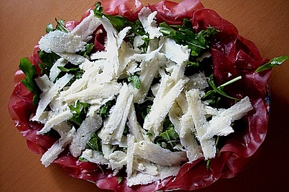 Carpaccio aus Bresaola mit Rucola 1