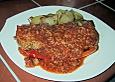 Paprikaschoten, gef&uuml;llt mit Tomatensauce