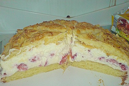 Schneemousse-Erdbeertorte 76