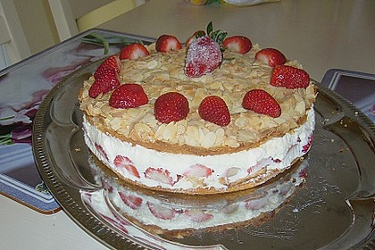 Schneemousse-Erdbeertorte 40