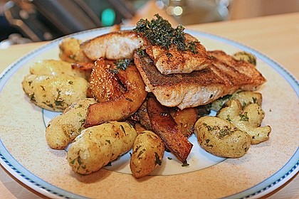 Auf der Haut gebratenes Filet vom Saibling