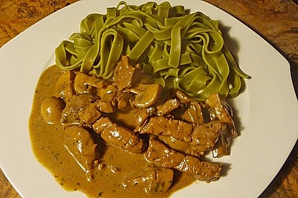 Gr&uuml;ne Bandnudeln mit Schweinefilet in Champignon - Sahnesauce