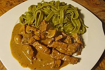 Grüne Bandnudeln mit Schweinefilet in Champignon - Sahnesauce