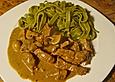 Gr&uuml;ne Bandnudeln mit Schweinefilet in Champignon - Sahnesauce