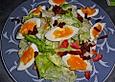 Salat mit Knusperbacon und Ei