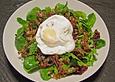 Salat mit pochierten Eiern und Bacon