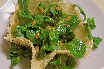 Feldsalat im Parmesank&ouml;rbchen