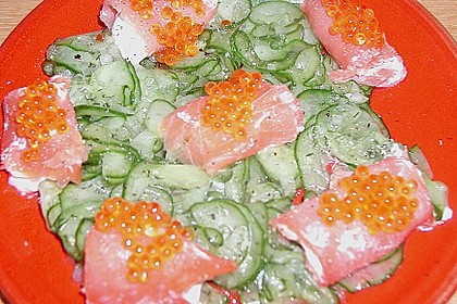 Lachsr&ouml;llchen auf Gurkensalat