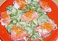 Lachsr&ouml;llchen auf Gurkensalat
