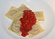 Ravioli mit frischen Feigen und Serranoschinken mit Tomatensugo