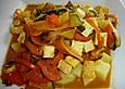 Bunte Gem&uuml;sepfanne mit Tofu auf Reis