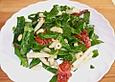 Nudelsalat mit getrockneten Tomaten und frischem Spinat
