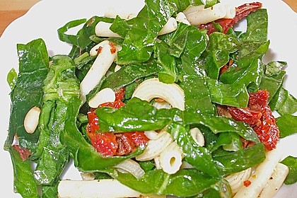 Nudelsalat mit getrockneten Tomaten und frischem Spinat 1