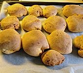 Weiche Br&ouml;tchen gef&uuml;llt mit Hackfleisch (Bild)