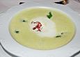 Erbsenrahmsuppe mit Zuckerschoten und Parmaschinken